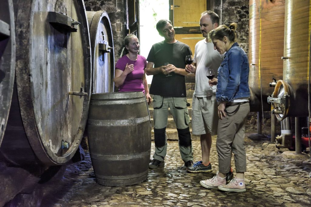 Degustation chez un vigneron local avec Guillaume et Christine Viala du restaurant Le Belvedere à Bozouls en Aveyron