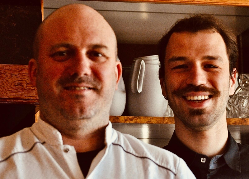 Le chef Guillaume Viala et son sommelier Thomas au restaurant Le Belvedere à Bozouls en Aveyron